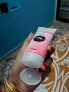 Pond&#39;s Bright Beauty Facewash