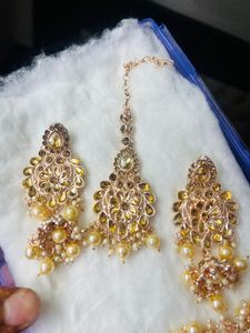 Kundan Set  With Earrings And Tika