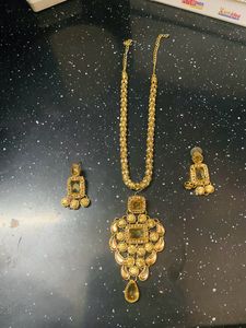 Golden Set With Hair Accessories