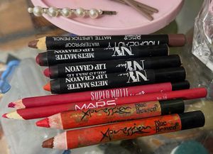 8 ITEMS LIP CRAYON SALE