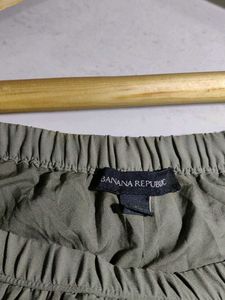 BANANA REPUBLIC SOFT PLATED SKIRT