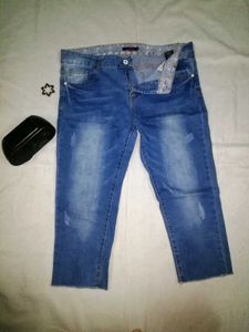 Distressed Cropped Jeans