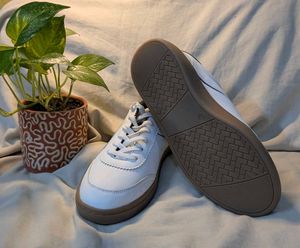 Women&#39;s White Sneakers size 6/ 39 🔥🥂