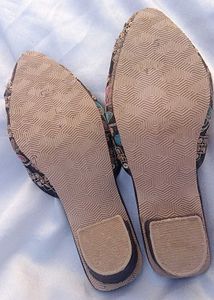 Floral Embroidered sandal 👡