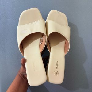 Zudio Cream Heel Sandles