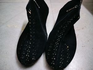 A pair of black regular boots,high-top ankle