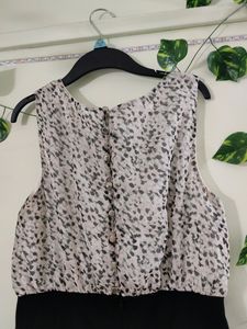 Stylish One-piece White And Black Sleeveless