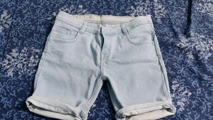 Women Blue Cotton Shorts 5- Pocket Shorts In Cotton A Low Waist And Zip With A Bottom  Size/ Fit - The Model Height (15&#39;15) Is Wearing a Size 28 Material - 99% Cotton