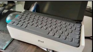 Apple Orginal iPad 8th Gen 10.2 Folio Keyboard Cas