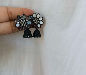 Beautiful Black Floral Jhumka!