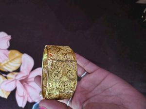 Gold-toned Bangle it's new unique golden bracelet