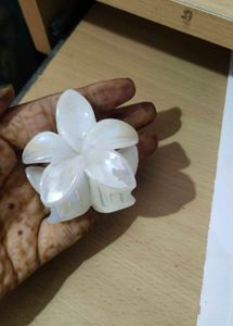 Elegant White Floral Hair Clip – Classy Look🌸
