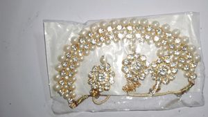 White Jewelry Set Earrings And Mangtikka