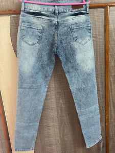 A Good Designed Torned Jeans