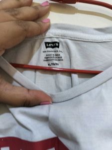 Levi&#39;s Graphic Tee