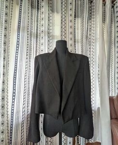 ZARA Chic Cropped Black Blazer