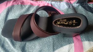 chic brown sandals! Sleek double