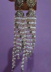 LONG EARRINGS WITH BUTTA AROUND CHAINS