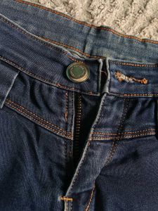 Outfit: Jeans &amp; Embroidered Tee