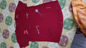 Maroon T-shirt with cute prints
