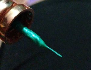SHINY GREEN EYELINER