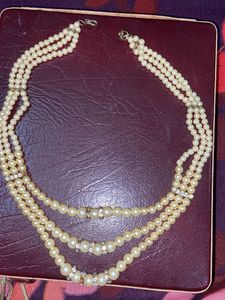 Cream pearl necklace
