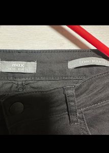 Max UAE Skinny Medium Rise Black Jeans
