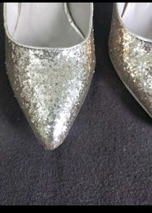 👠Get Glamour Golden Glitter heels 👠