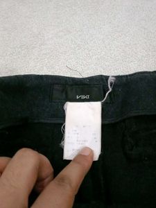 Cute Black Shorts With Tread Style