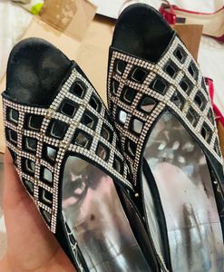 BEAUTIFUL BLACK HEELS WITH STONES