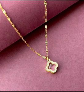 18k Gold Clover Pendant Necklace