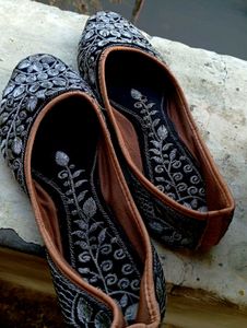 BLACK EMBROIDERY JUTTI/BELLIES