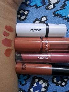 Pretty Brown /Nude Colours Lipstick.
