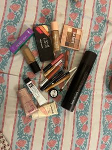 MAKEUP SET 18 ITEMS INCLUDED