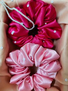 2 scrunchies