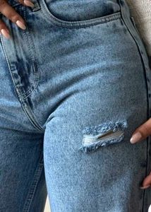 Highwaist Blue Jeans -- Raw Ripped