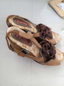 R Alpha Brown Flower Sandals