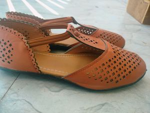 Traditional Juttis And Flipflop/Sandals