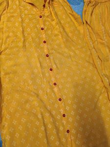 Beautiful Printed Yellow Sleeveless Suit In Xl Siz