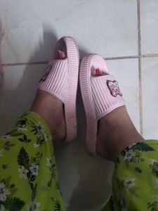 cute pink flip flops size 6,39