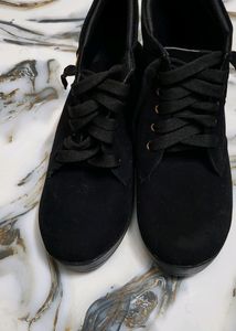 Black BOOTS With Heels For WOMEN&#39;S....its New