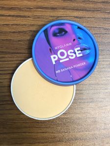 Pose banana Powder And K Play Strawberry Blush