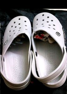 CROCS | GREY CLOGS/ NO FLAWS | NEVER US