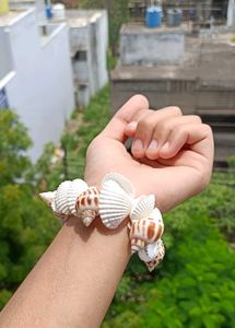 4 Earings Set With a Cute Seashell Bracelet
