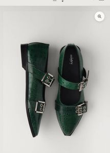 BUCKLED BALLET FLATS IN FOREST GREEN
