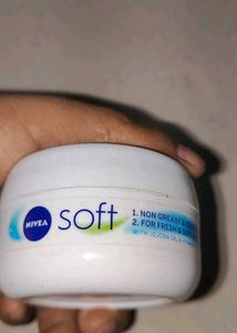 Nivea Soft Moisturizing Cream