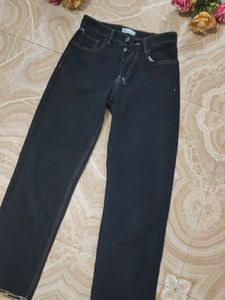 zara high waist jeans ... condition is very good ..., little damage shown in last pic ...,waist size 30 ,Hips 38 and Lenght 39.9