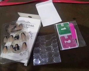 Elegant Beige &amp; Black Nail Set