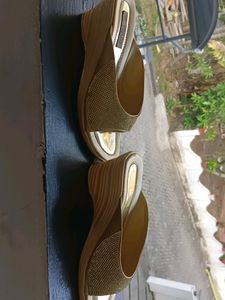 Free Gift :Wedding Chappal