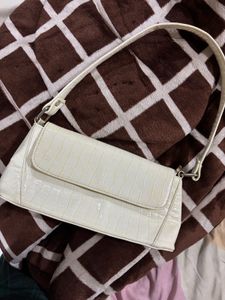 White shoulder bag &amp; lipstick free😍